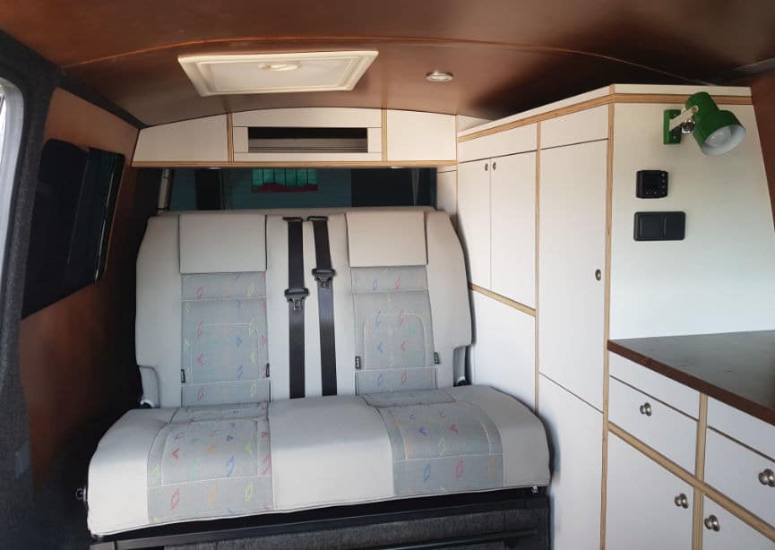 diseño furgoneta camper por dentro