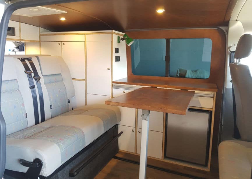 diseño furgoneta camper mesa